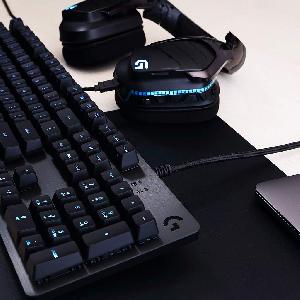 Logitech G512 Mechanical Gaming Keyboard,RGB Lightsync Backlit Keys,GX Brown Tactile Key Switches,Brushed Aluminum Case,Customizable F-Keys,USB Pass Through - Black